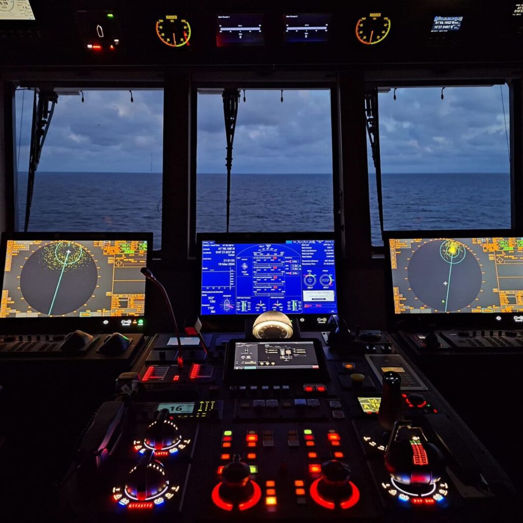 Reparación y mantenimiento de sistemas de navegación marítima para buques 4